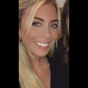 Hi ! My name is Jeanine & I have been on Poshmark since it started back in 2010!